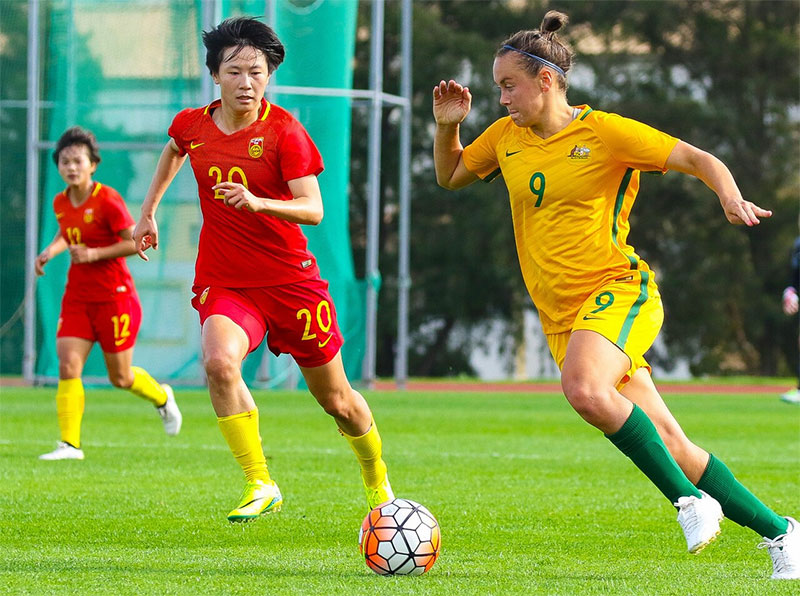 Wing-back Caitlin Foord (right, wearing no. 9)