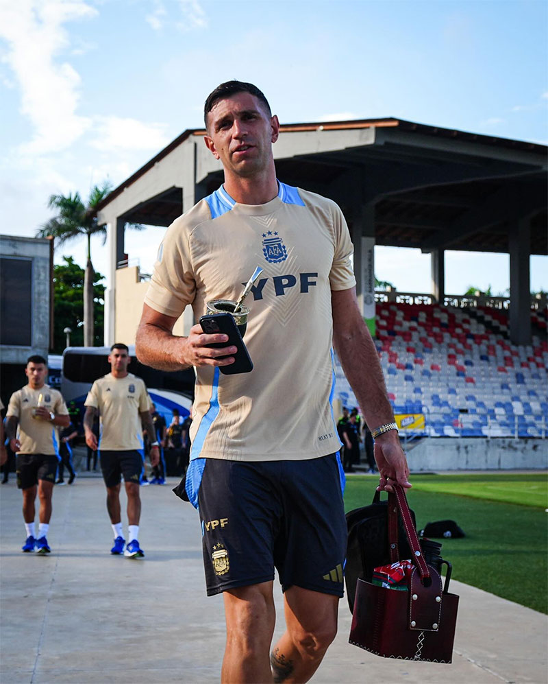 Emiliano Martínez Photo No4.