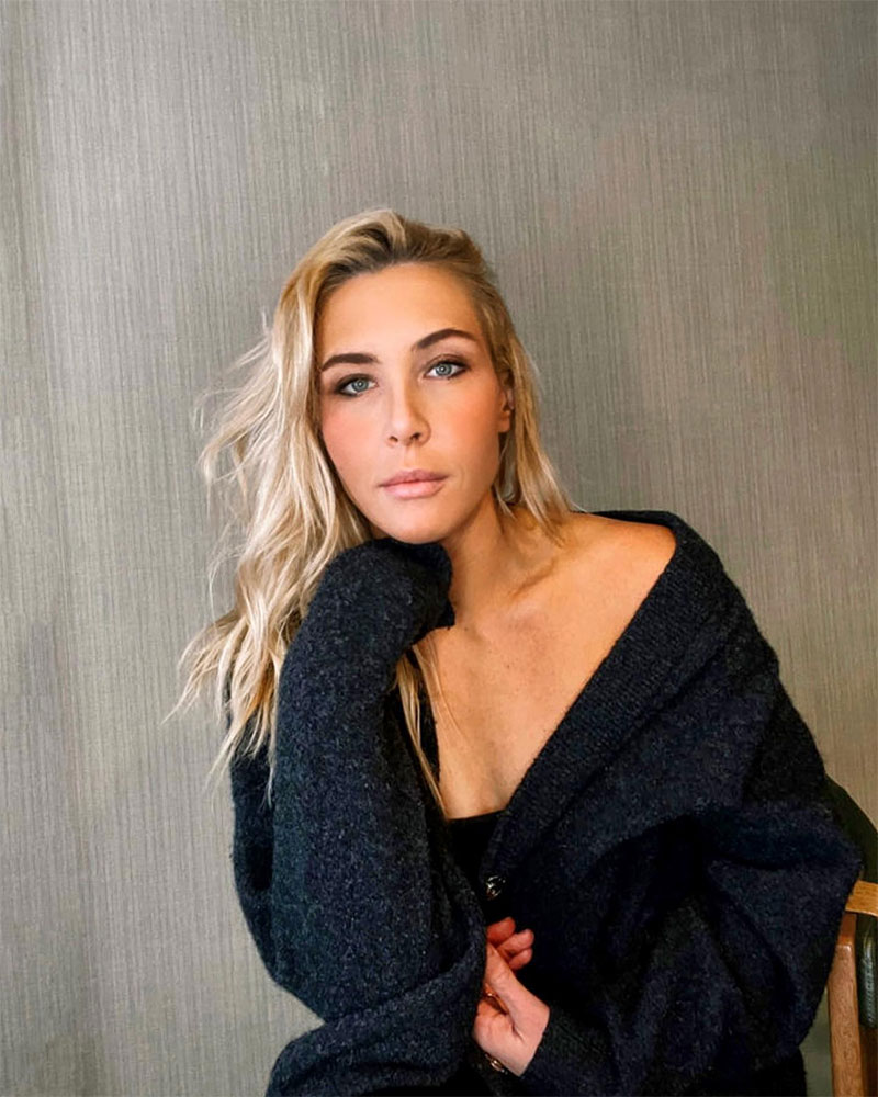 Allie Long Photo No7.